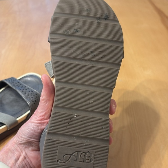 Alexis Bendel woman’s Gray Sandals.  Size 8.5 - Picture 8 of 8